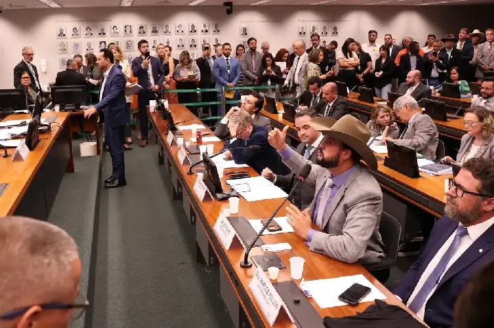 Conselho de Ética suspende três deputados por motim na Câmara
