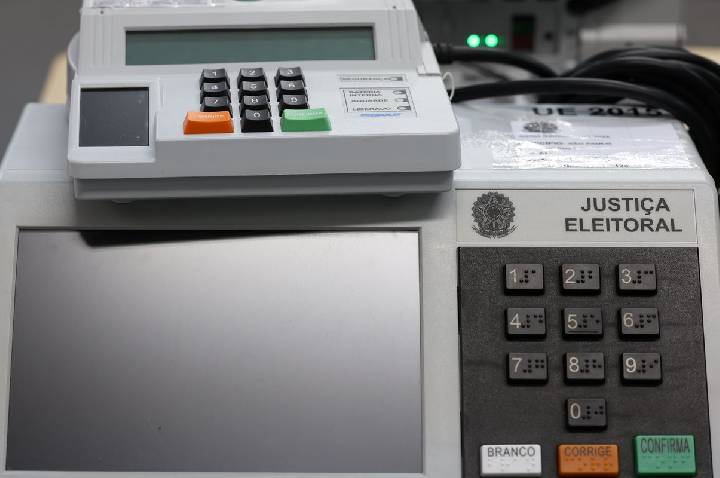 Pesquisa aponta que fake news sobre eleições miram urnas eletrônicas