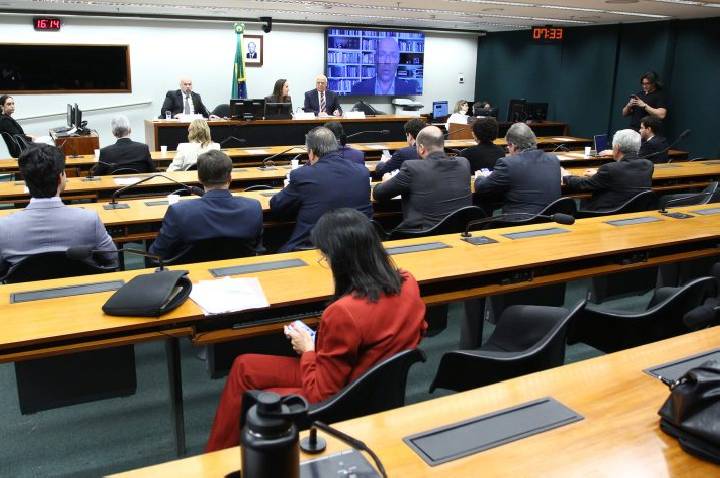 Setor empresarial pede redução de encargos trabalhistas e critica fim da escala 6x1