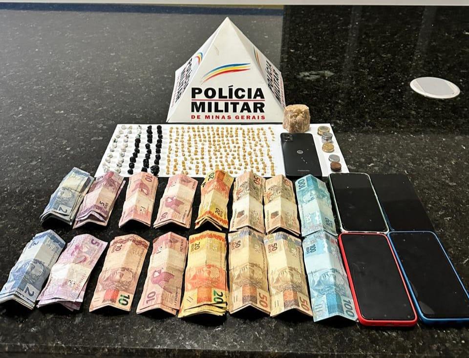 POLÍCIA MILITAR PRENDE SUSPEITOS POR TRÁFICO DE DROGAS EM PRATA/MG