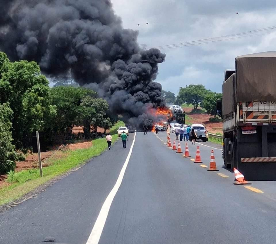 Acidente com Carreta Cegonheira carregada que incendiou deixa Mortos em Santa Vitória