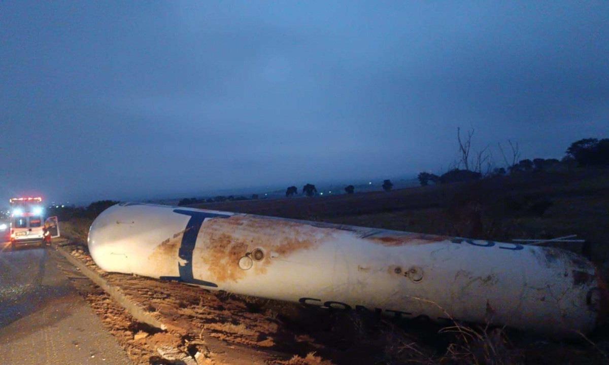 Acidente com carreta de gás bloqueia BR-153 por risco de explosão em Centralina MG