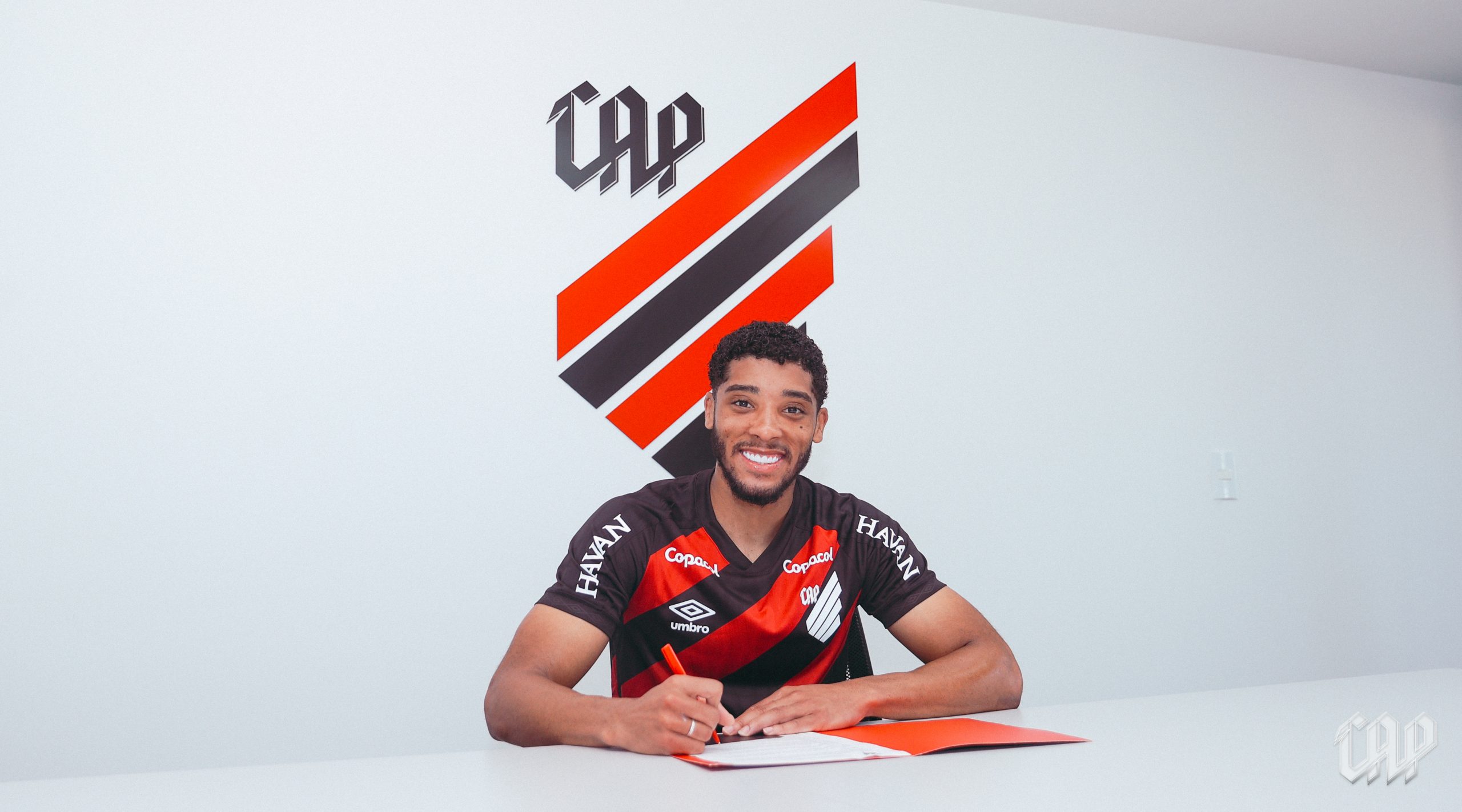 Athletico-PR anuncia renovação com volante de 21 anos