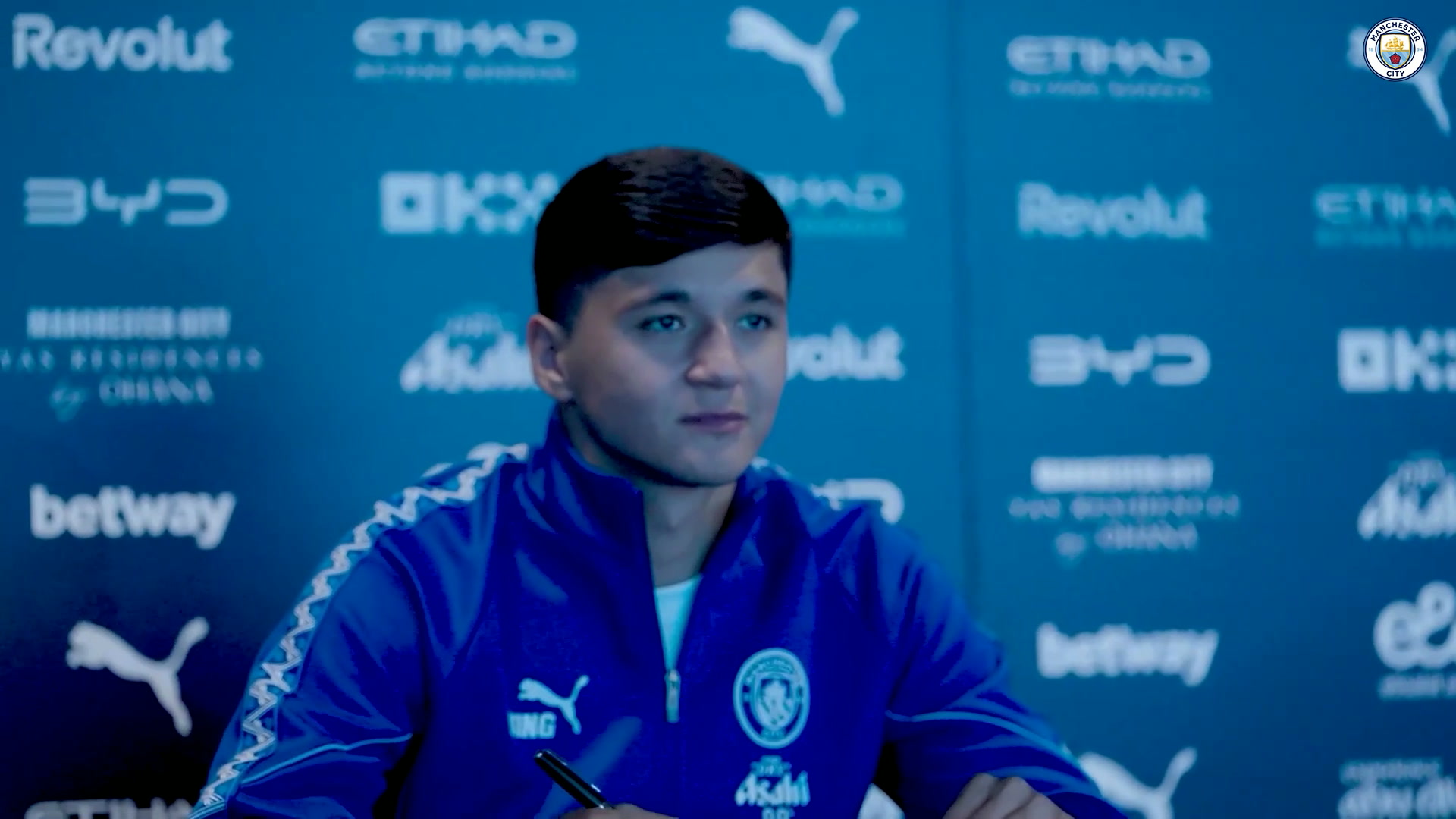 Bastidores: a assinatura do novo contrato de Khusanov com o Manchester City