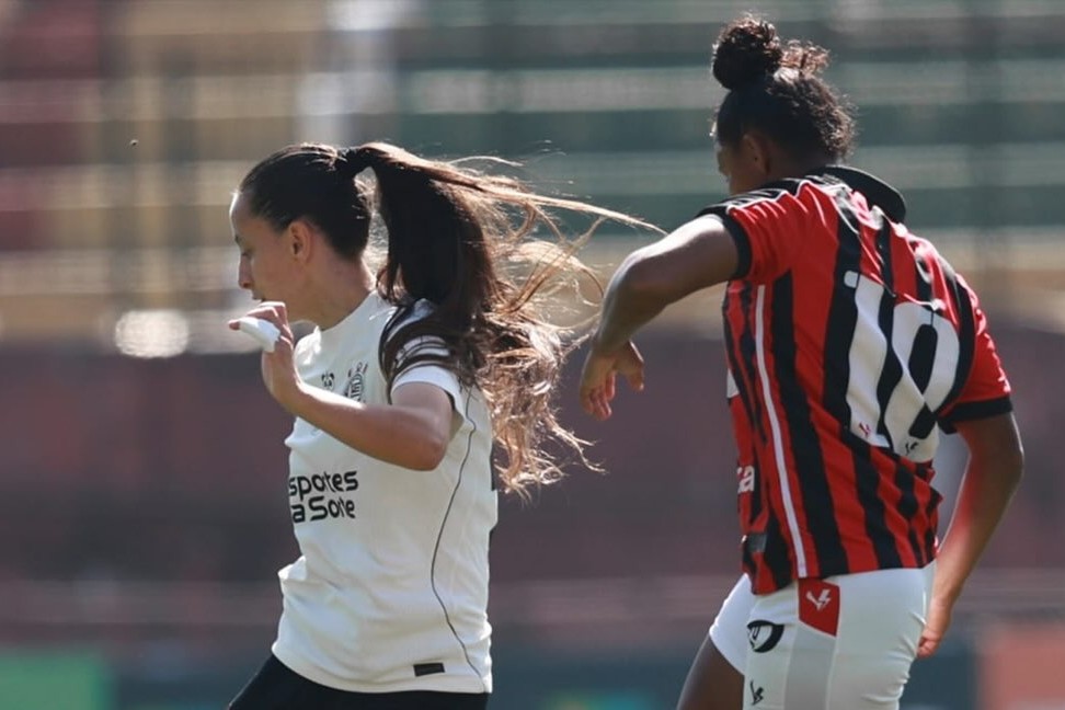 Corinthians goleia o Vitória e assume a liderança do Brasileirão Feminino