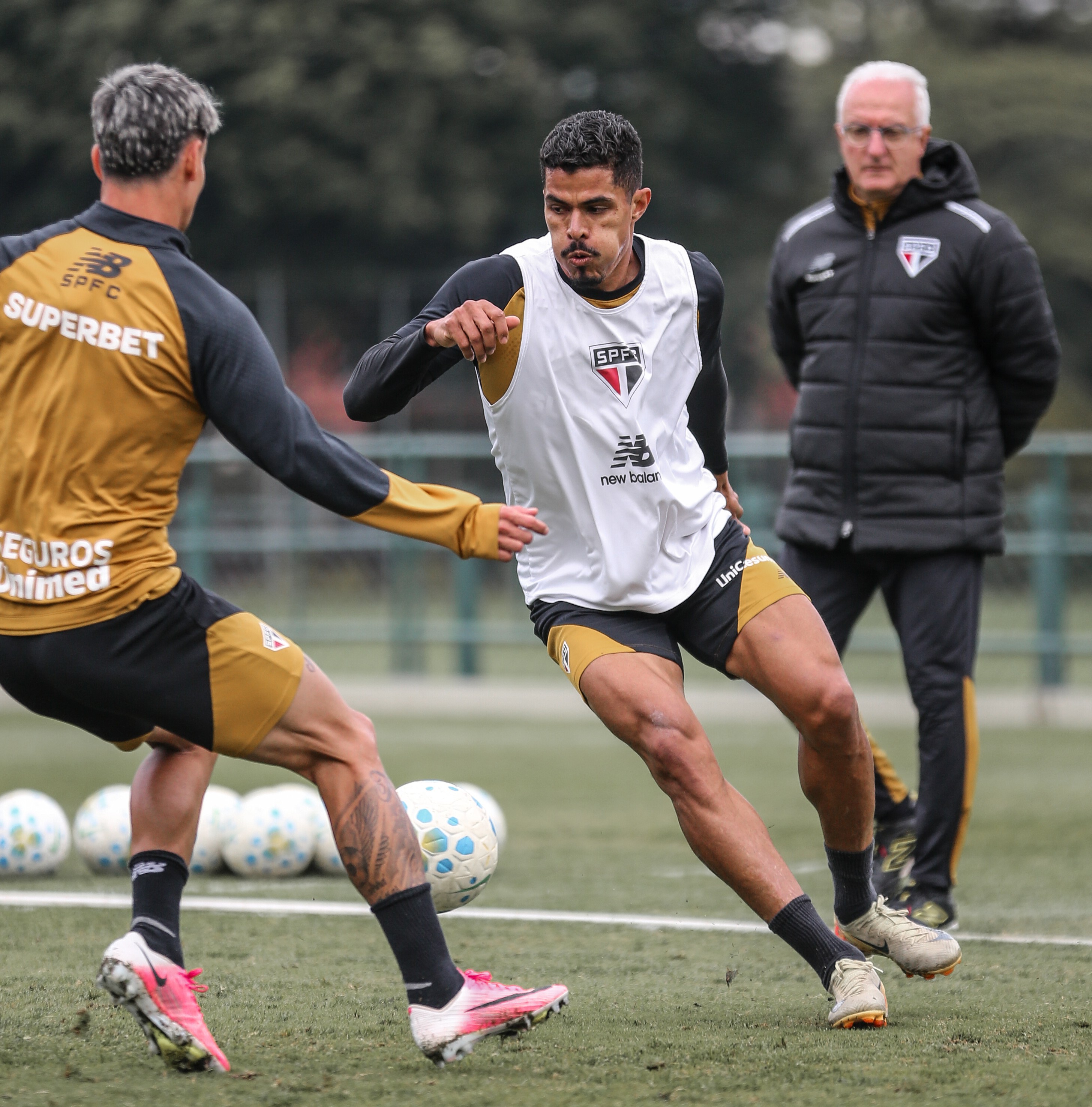 Dorival comanda atividades técnicas e táticas em treino do São Paulo