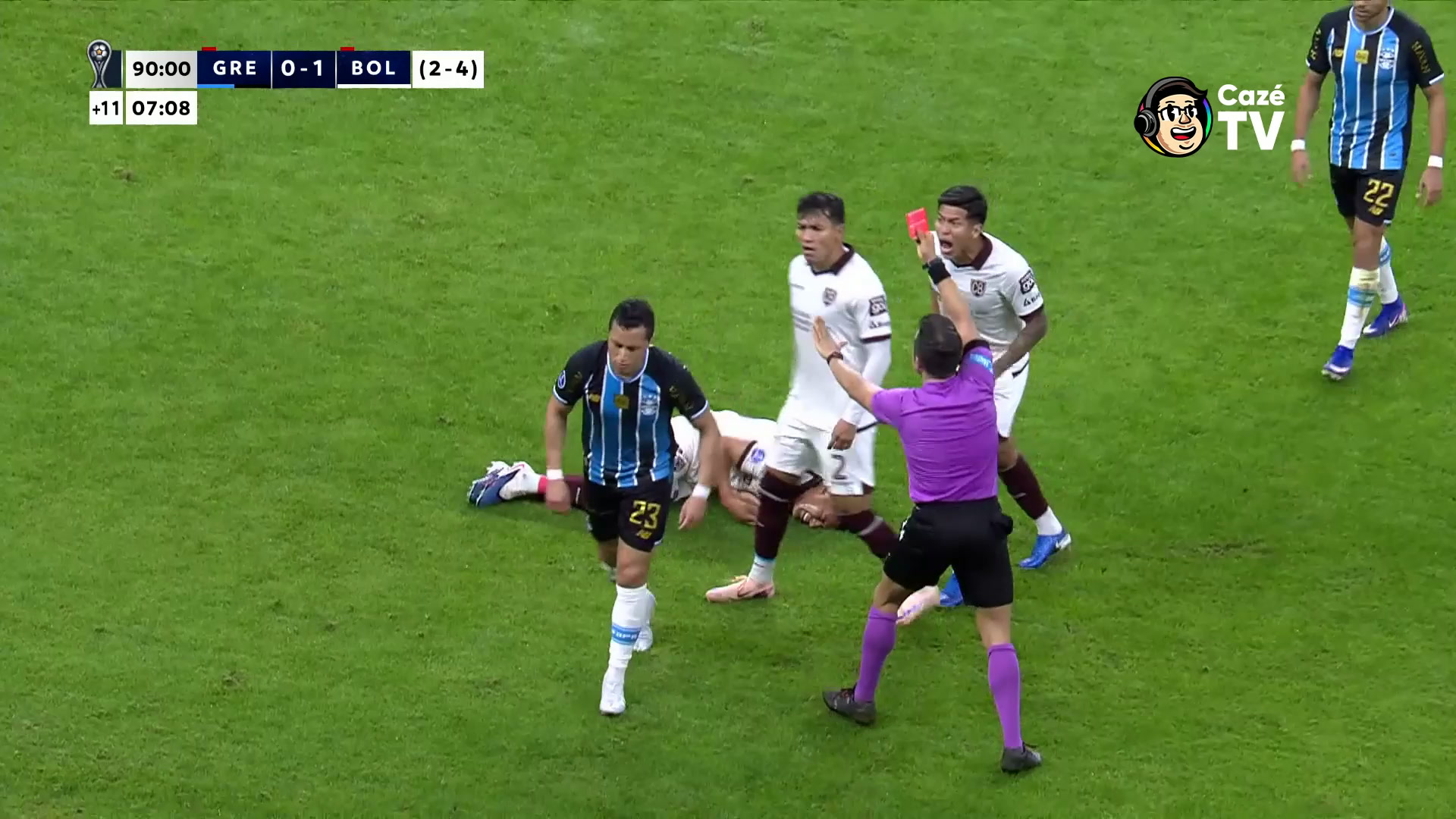 Marlon comete falta dura e recebe cartão vermelho direto em eliminação do Grêmio; veja o lance