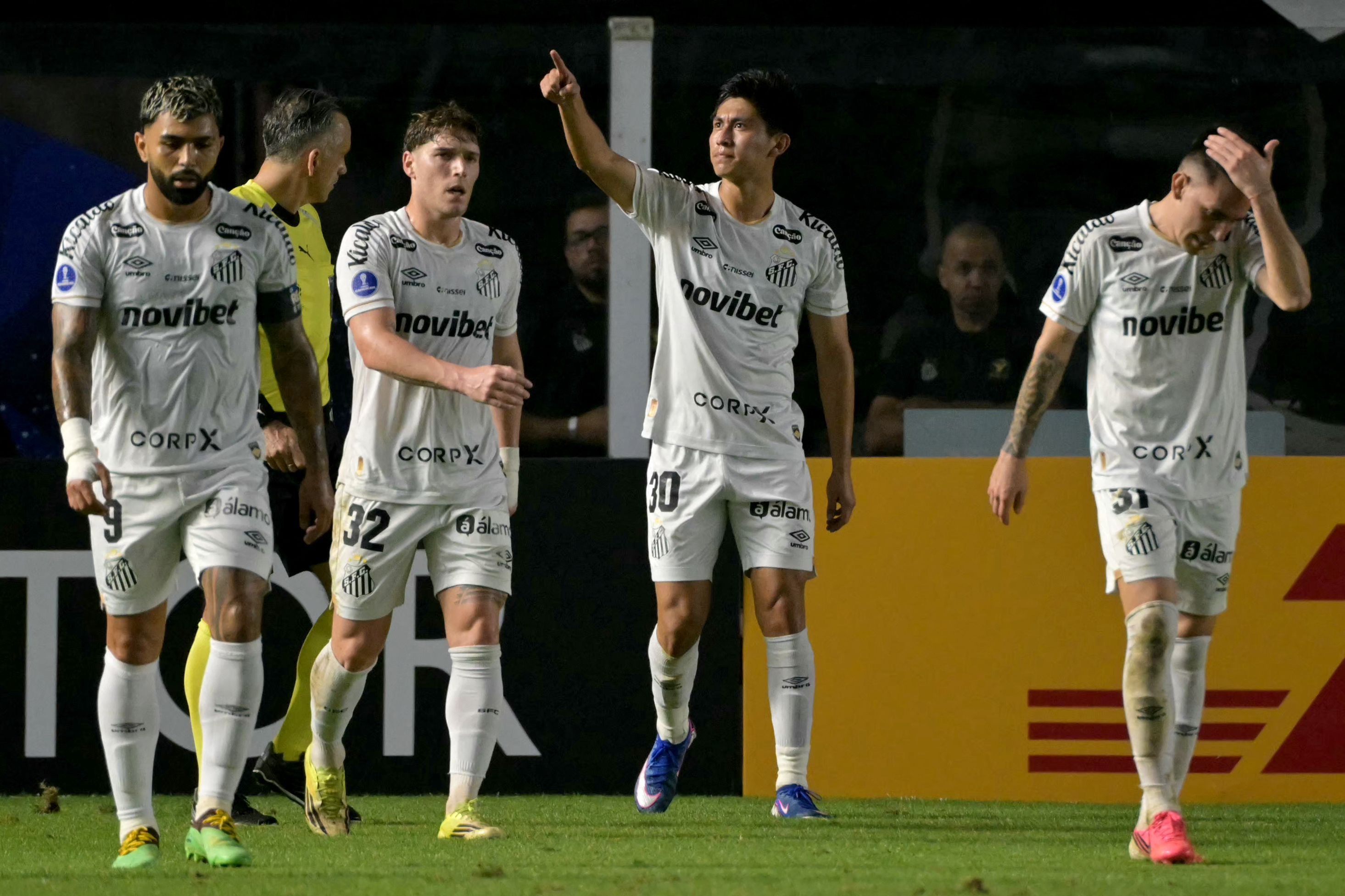 Miguelito conta com falha de goleiro para marcar para o Santos na Vila Belmiro; confira