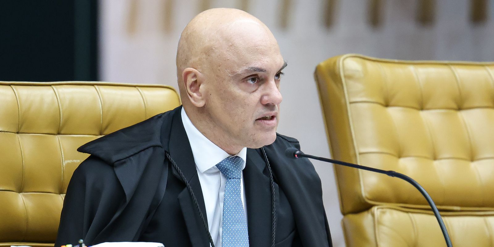 Moraes suspende visitas de Flávio a Bolsonaro na prisão domiciliar