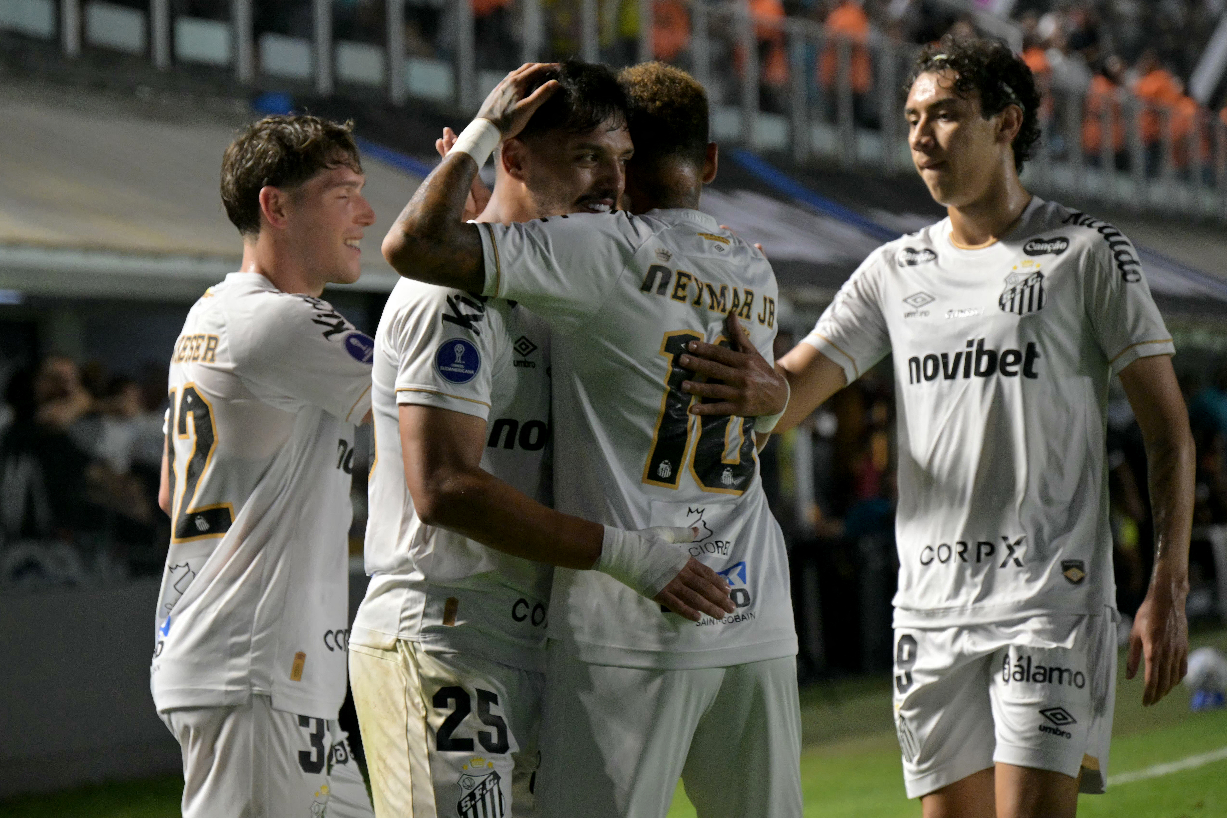 Santos vence UCV em jogo de 6 gols e confirma ida às oitavas da Sul-Americana