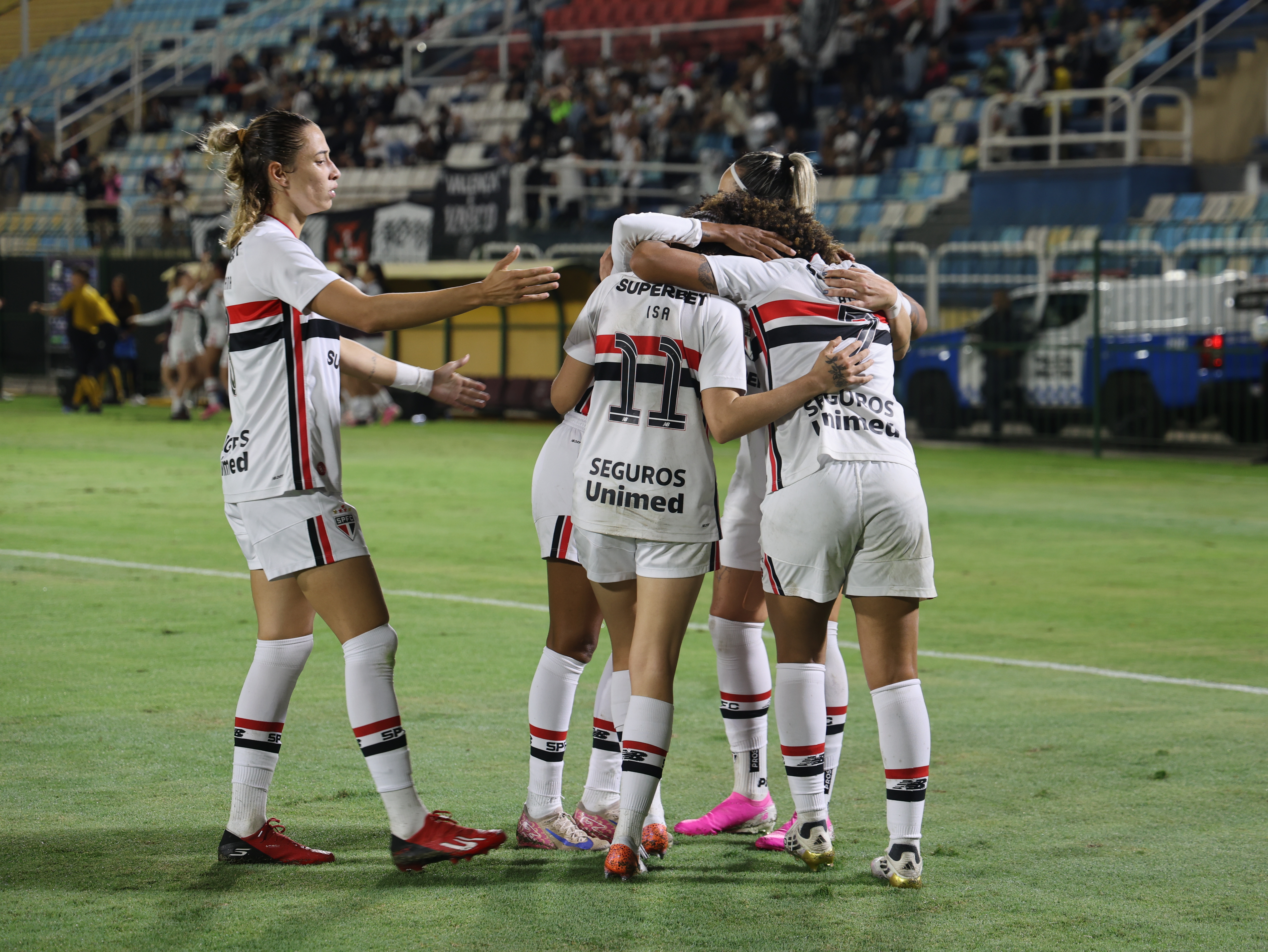 São Paulo vence Cruzeiro e seca rivais para manter liderança do Brasileiro feminino