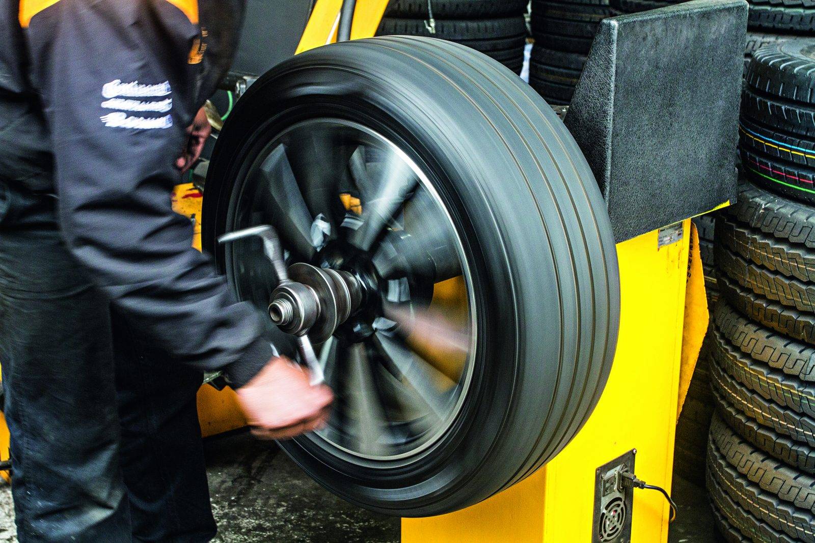 Balancear o pneu na máquina ou no eixo do carro: qual é a melhor opção?