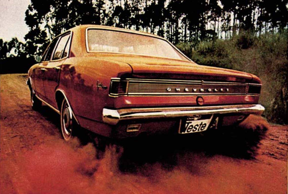 Graxa, ferrugem e vazamentos: a dura rotina de manutenção dos carros novos nos anos 60