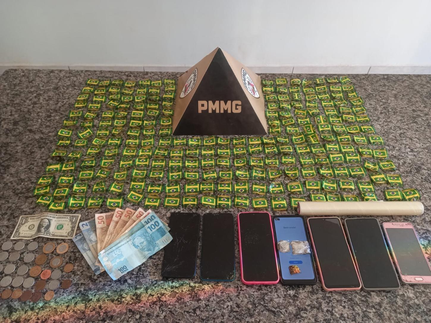 POLÍCIA MILITAR DESARTICULA PONTO DE TRÁFICO E APREENDE 222 PAPELOTES DE COCAÍNA EM MONTE ALEGRE DE MINAS