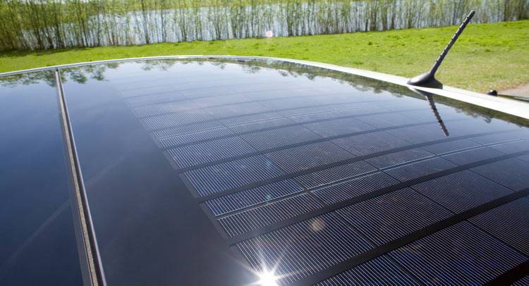 Por que carro elétricos não têm painéis solares no teto para recarregar as baterias?