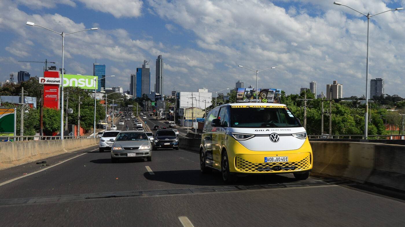 VW ID. Buzz percorre 90.000 km pelo mundo e desembarca no Brasil para bater recorde