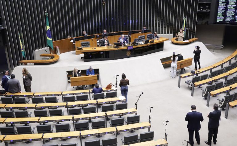 Deputados iniciam votações do Plenário e aprovam urgência para dois projetos; acompanhe