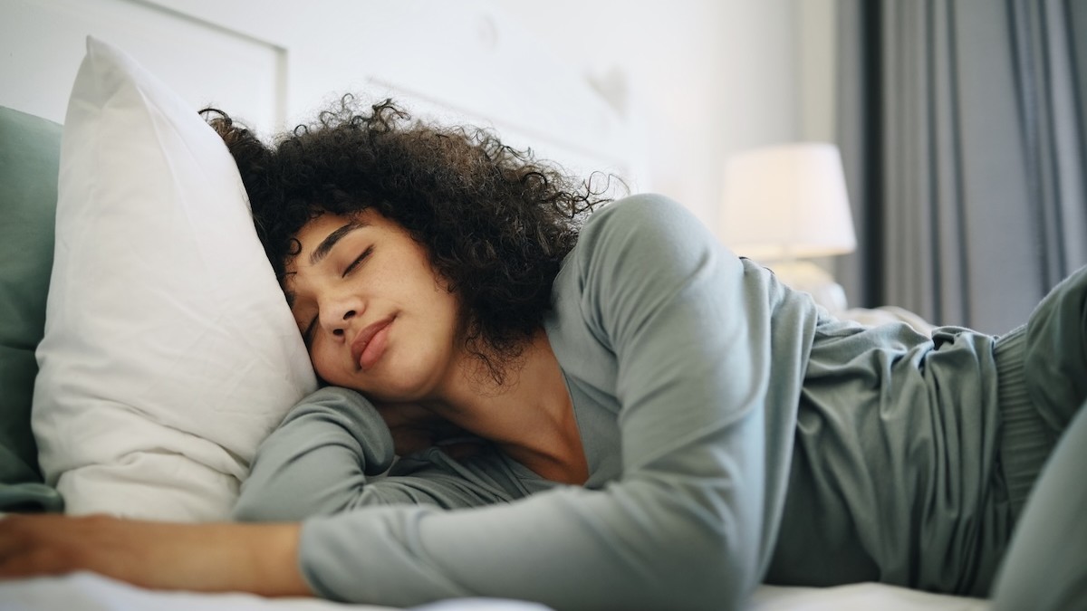 Dormir mais aos finais de semana resolve o débito de sono?