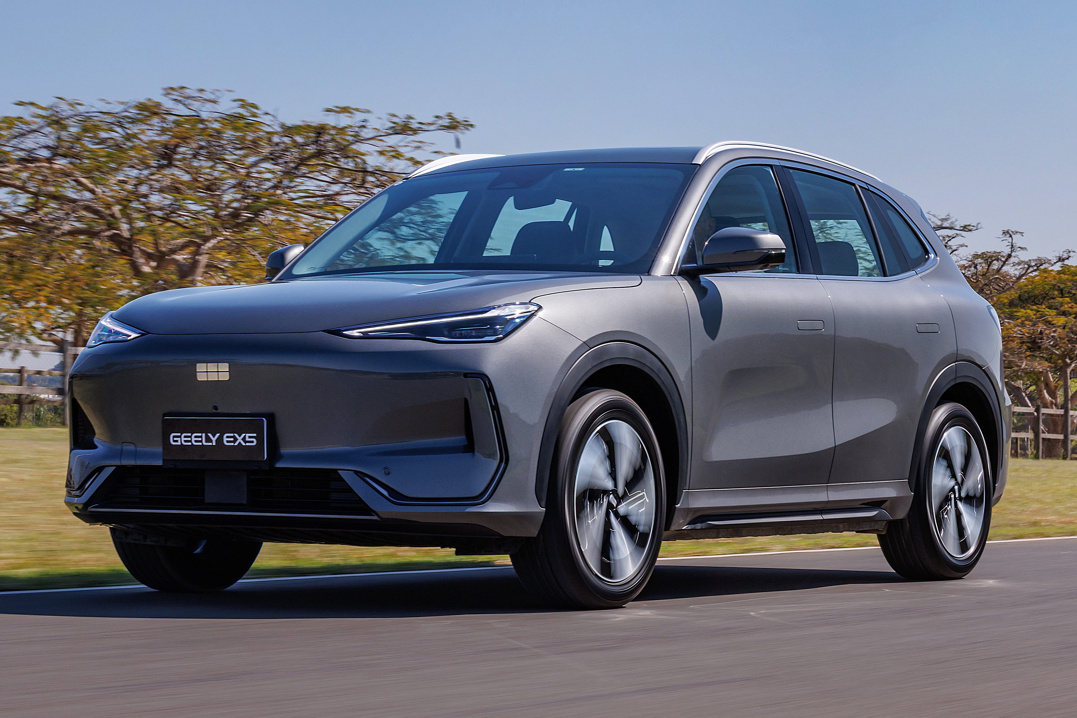 Geely inicia produção no Brasil com SUV híbrido EX5 e EX2 nacional chega em dezembro