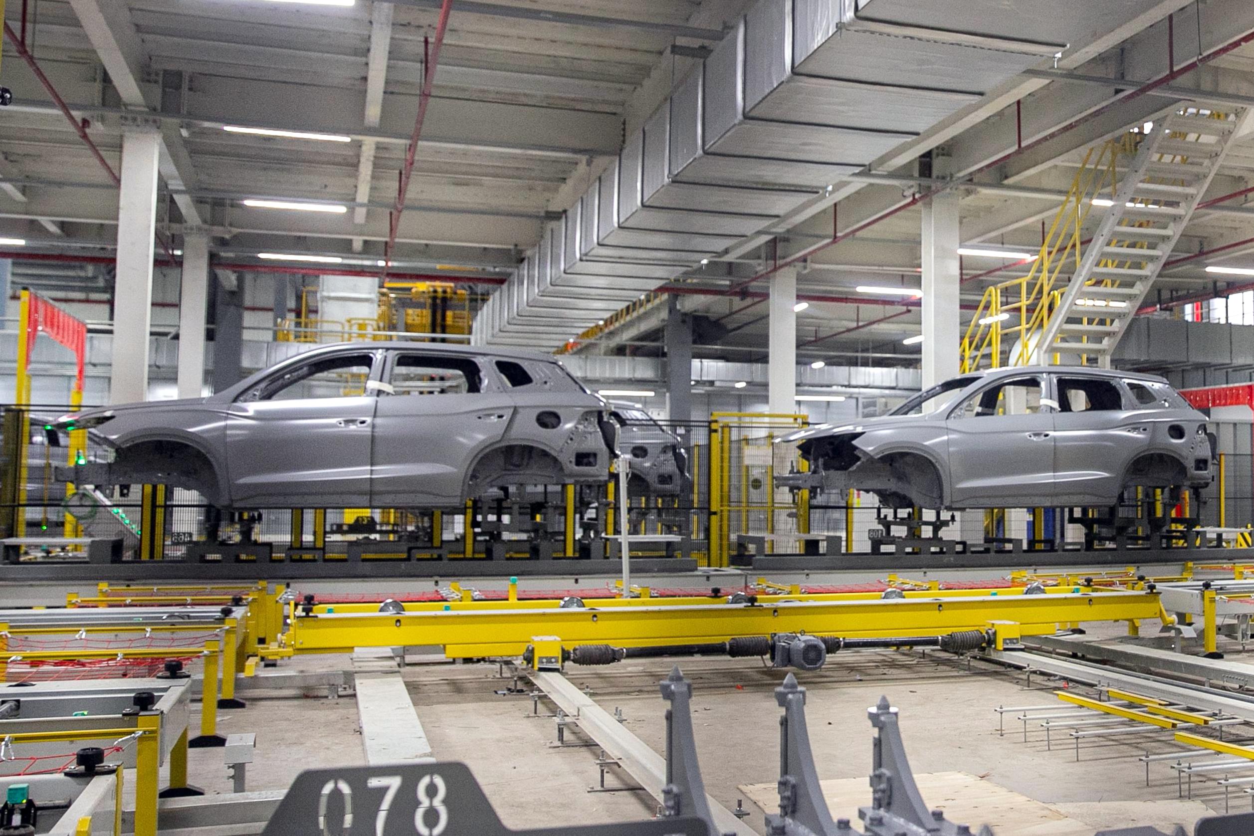 Fábrica da BYD na Bahia inicia operação de pintura e solda, e carros nacionais ficam para 2027
