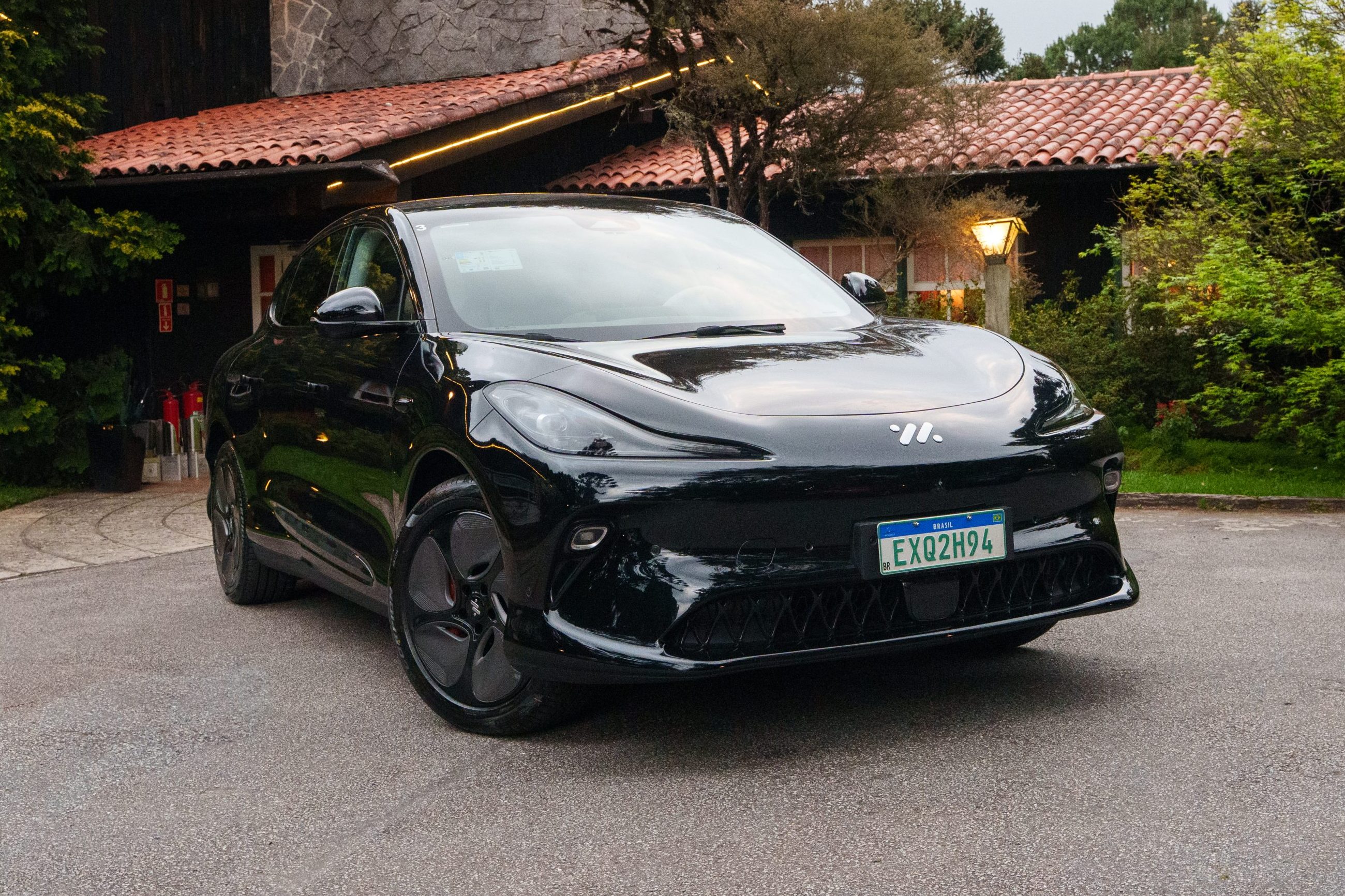MG lança marca de luxo IM no Brasil com SUV elétrico de 752 cv e modo caranguejo
