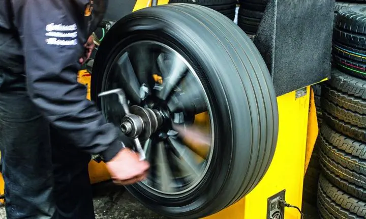Balancear o pneu na máquina ou no eixo do carro: qual é a melhor opção?