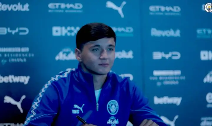 Bastidores: a assinatura do novo contrato de Khusanov com o Manchester City