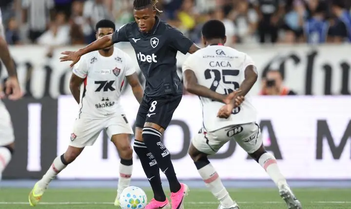 Botafogo esbarra em Arcanjo e empata com o Vitória, mas passa o São Paulo no Brasileirão