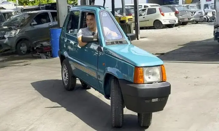 Carro mais estreito do mundo entra para o Guinness e mede só 50 cm