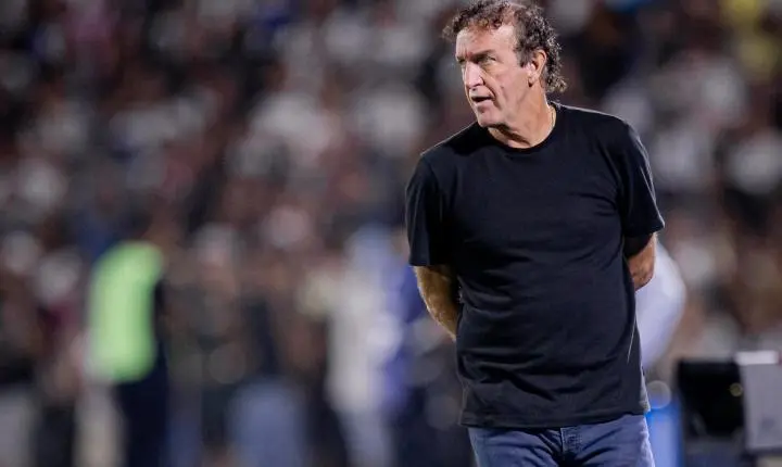 Cuca valoriza goleada e elogia elenco do Santos após atrasos: “Poderiam ter ido à Justiça”