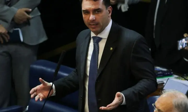 Defesa de Flávio Bolsonaro tentou levar caso Dark Horse a Mendonça