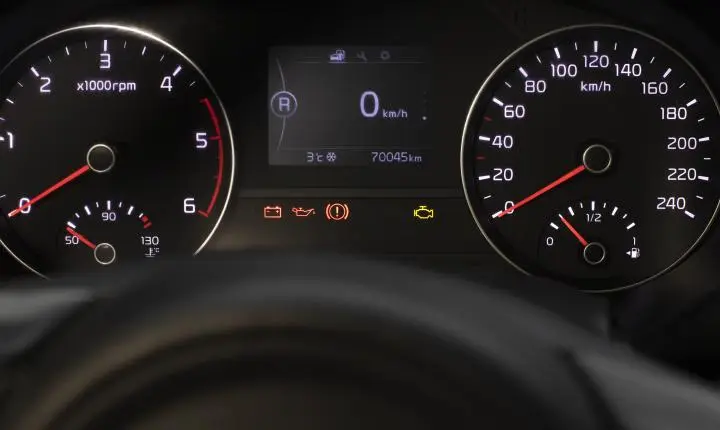 Luz da bateria acendeu no painel: o que significa e quando parar o carro