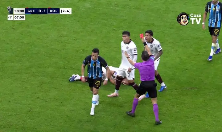 Marlon comete falta dura e recebe cartão vermelho direto em eliminação do Grêmio; veja o lance