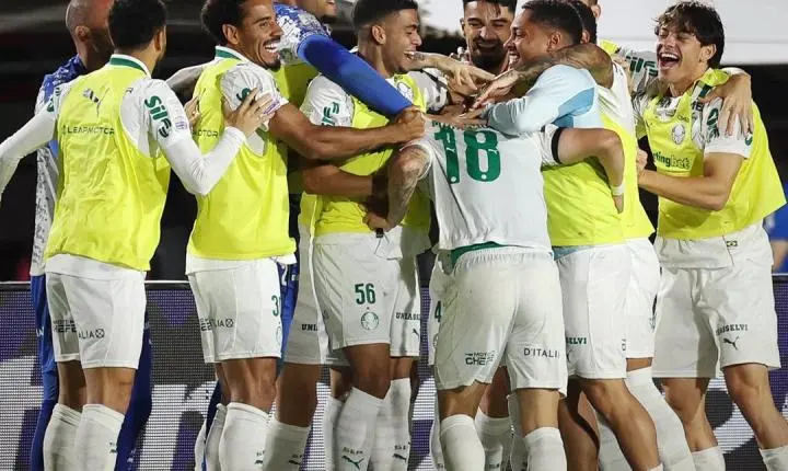 Palmeiras aproveita expulsões, goleia o Vitória e amplia vantagem na liderança do Brasileirão