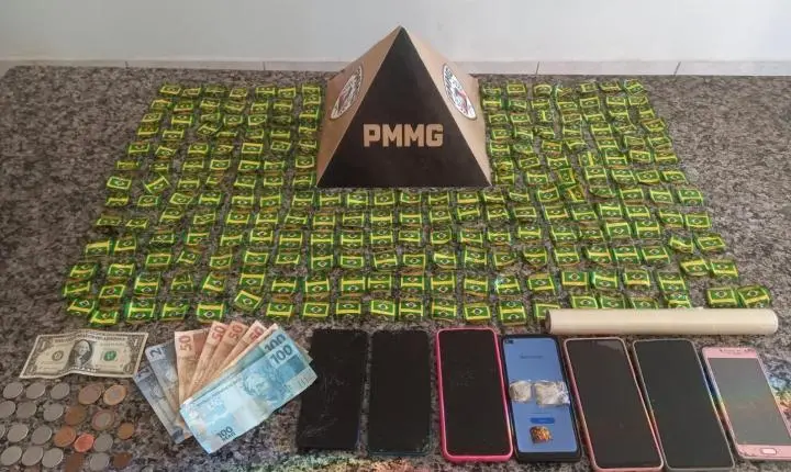 POLÍCIA MILITAR DESARTICULA PONTO DE TRÁFICO E APREENDE 222 PAPELOTES DE COCAÍNA EM MONTE ALEGRE DE MINAS