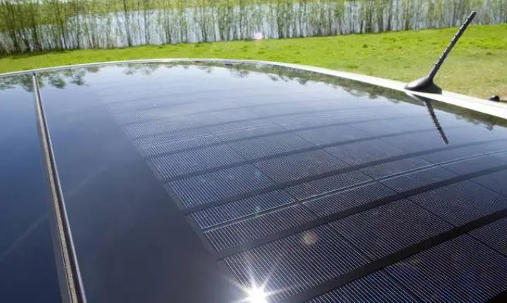 Por que carro elétricos não têm painéis solares no teto para recarregar as baterias?
