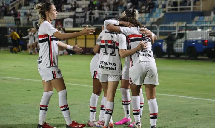 São Paulo vence Cruzeiro e seca rivais para manter liderança do Brasileiro feminino