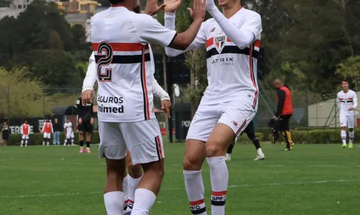 Sub-17 do São Paulo vence amistoso contra o Stuttgart em Cotia