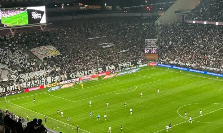 Torcida do Corinthians leva faixas à Neo Química Arena e protesta contra diretoria