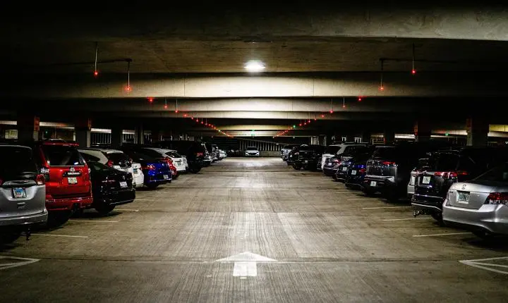 Veículo furtado no estacionamento de uma empresa: quando ela responde e o que fazer