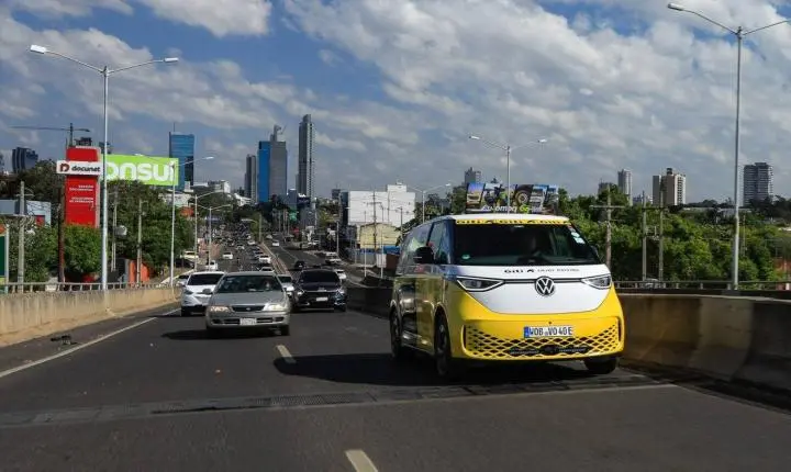 VW ID. Buzz percorre 90.000 km pelo mundo e desembarca no Brasil para bater recorde